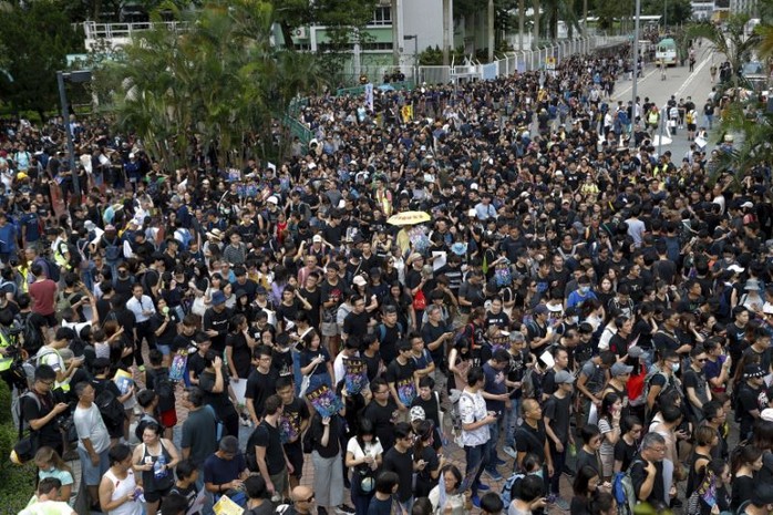 Hồng Kông: Cảnh sát và người biểu tình chơi mèo vờn chuột - Ảnh 3.