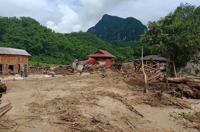 Bí thư Thanh Hóa vào thăm, động viên bà con nơi có 12 người bị lũ cuốn - Ảnh 3.