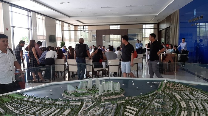 Khách hàng tập trung đòi giao nhà tại dự án The Sunrise Bay Đà Nẵng - Ảnh 1.