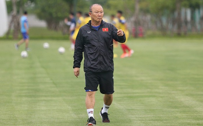 HLV Park Hang-seo tìm thêm thủ môn giỏi dự phòng cho Bùi Tiến Dũng - Ảnh 1.