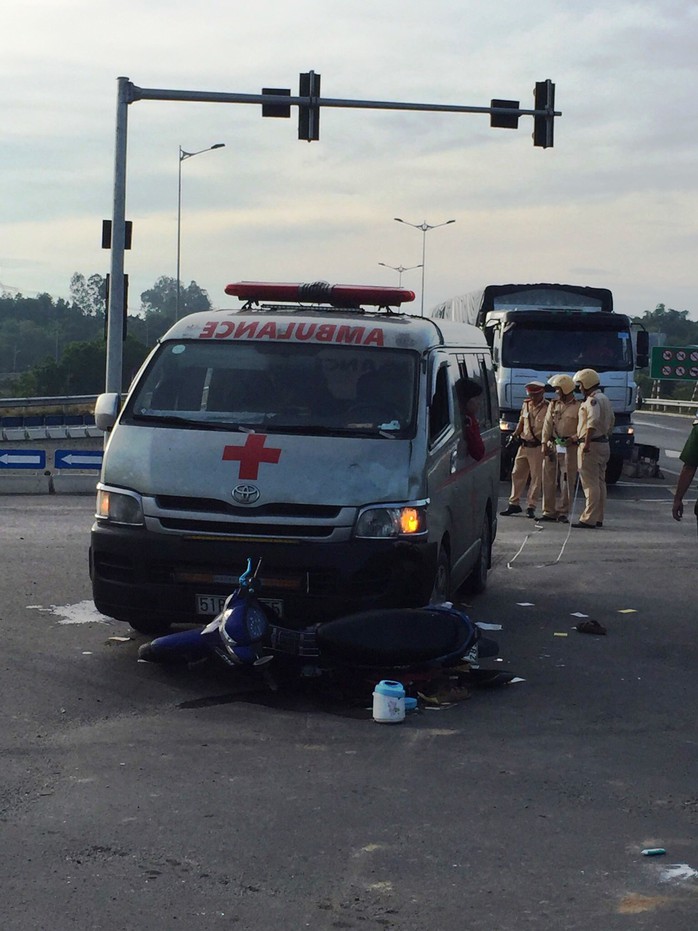 Đà Nẵng: Xe cứu thương chở quan tài tông xe máy, 2 người nguy kịch - Ảnh 1.