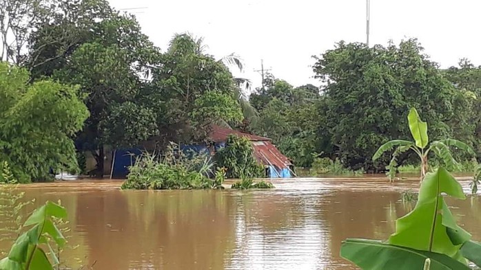 Lâm Đồng: Một Công an viên đi cứu hộ bị nước lũ cuốn trôi - Ảnh 2.