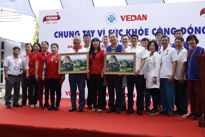 Công ty Vedan khám bệnh, phát thuốc miễn phí cho hơn 300 người dân nghèo - Ảnh 1.