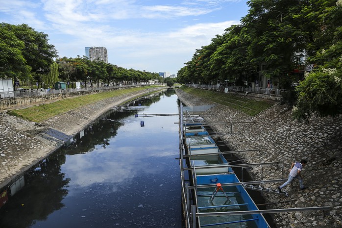 Clip: Chuyên gia Nhật Bản ngâm mình tắm nước sông Tô Lịch - Ảnh 3.