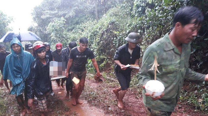 Đắk Nông: Tìm thấy 3 thi thể trong gia đình bị vùi lấp do sạt lở kinh hoàng - Ảnh 8. Đắk Nông: Tìm thấy 3 thi thể trong gia đình bị vùi lấp do sạt lở kinh hoàng - Ảnh 8.