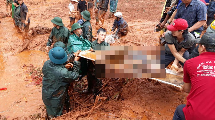 Đắk Nông: Tìm thấy 3 thi thể trong gia đình bị vùi lấp do sạt lở kinh hoàng - Ảnh 1. Đắk Nông: Tìm thấy 3 thi thể trong gia đình bị vùi lấp do sạt lở kinh hoàng - Ảnh 1.