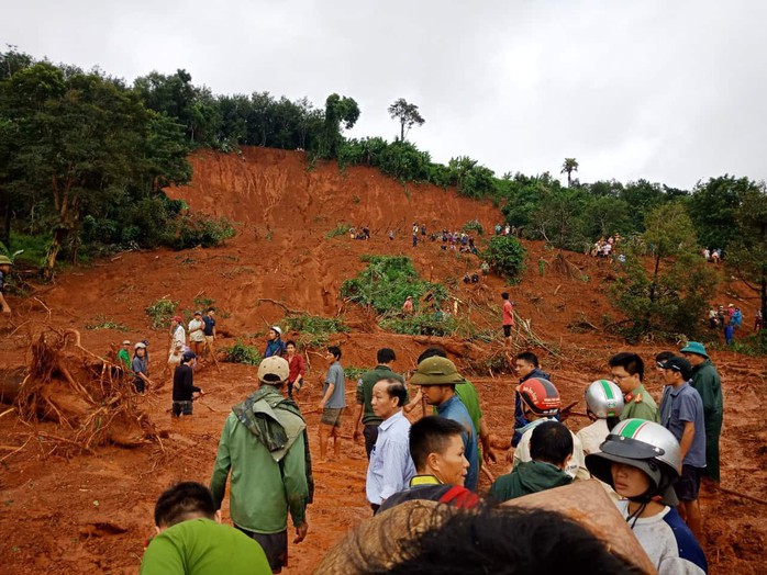 Đắk Nông: Tìm thấy 3 thi thể trong gia đình bị vùi lấp do sạt lở kinh hoàng - Ảnh 3. Đắk Nông: Tìm thấy 3 thi thể trong gia đình bị vùi lấp do sạt lở kinh hoàng - Ảnh 3.