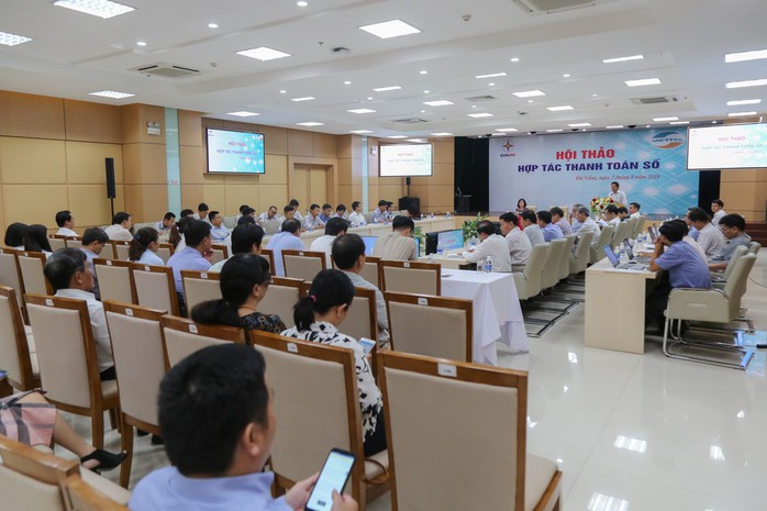 EVNCPC: Phấn đấu năm 2019, thanh toán tiền điện không dùng tiền mặt đạt trên 40% - Ảnh 1.