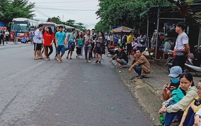 Sạt lở đèo Bảo Lộc: Hàng trăm người vật vạ ngoài đường vì kẹt xe - Ảnh 6.