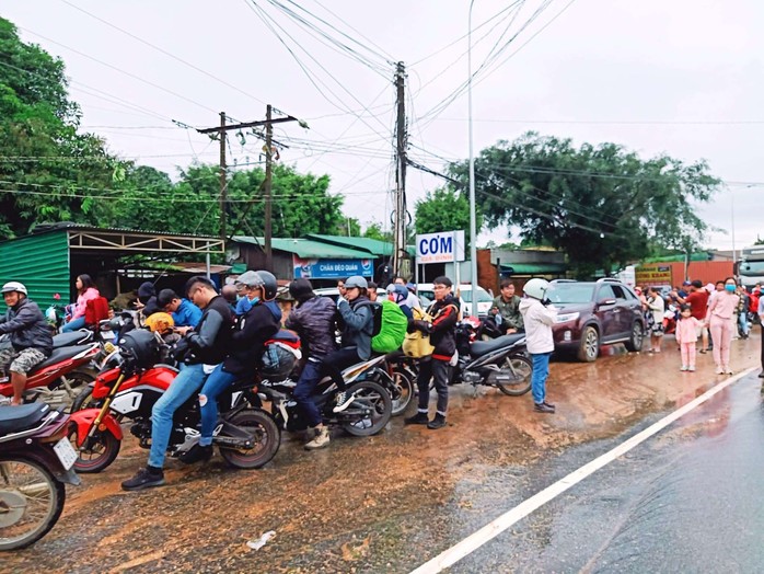 Sạt lở đèo Bảo Lộc: Hàng trăm người vật vạ ngoài đường vì kẹt xe - Ảnh 4.