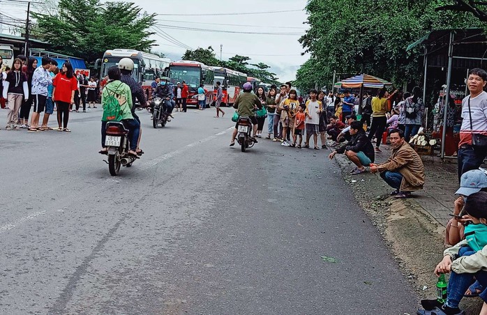 Sạt lở đèo Bảo Lộc: Hàng trăm người vật vạ ngoài đường vì kẹt xe - Ảnh 2.