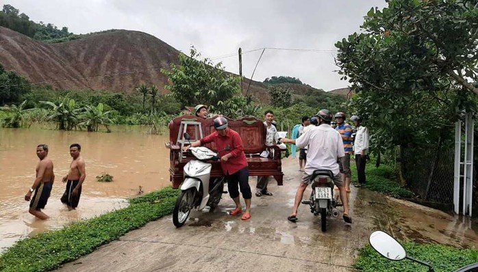 Nước sông Đồng Nai dâng cao, 1 người tử vong do rơi cống thoát nước - Ảnh 1.