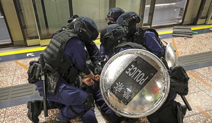 Cảnh sát Hồng Kông đuổi đánh, bắt giữ 40 người biểu tình - Ảnh 3.