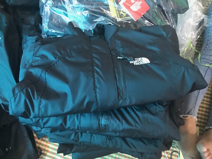 Đột kích xưởng sản xuất hàng nhái thương hiệu The North Face siêu rẻ - Ảnh 3.