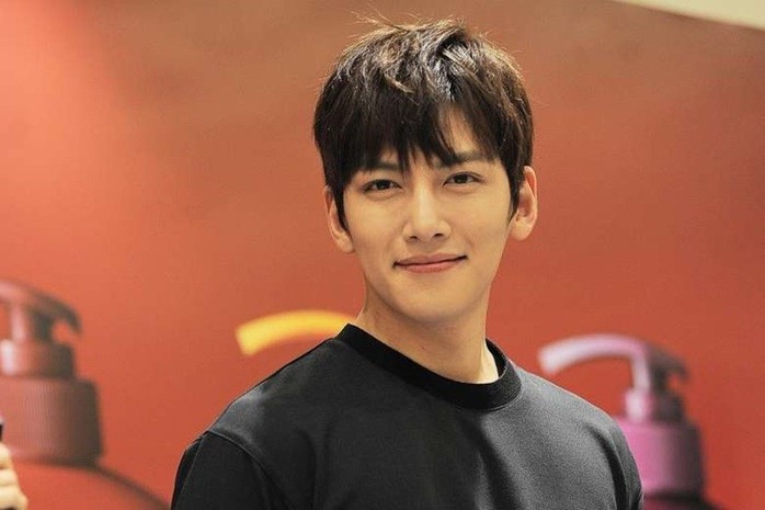 Không gặp được Ji Chang Wook, người hâm mộ ném đá Diệp Lâm Anh - Ảnh 7.