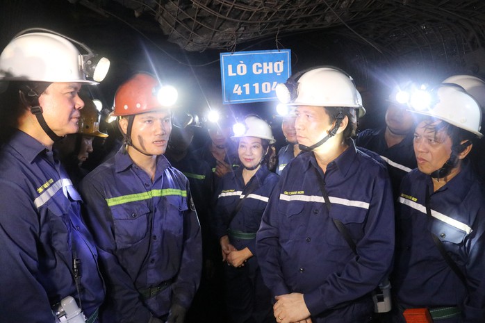 Chủ tịch Tổng LĐLĐ Việt Nam xuống hầm lò  -140 m để nghe tâm tư của thợ lò về tăng tuổi nghỉ hưu  - Ảnh 3.