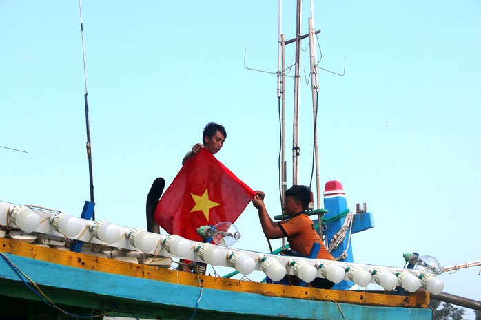 Trao 1000 lá cờ Tổ quốc cho ngư dân Bình Thuận - Ảnh 7.