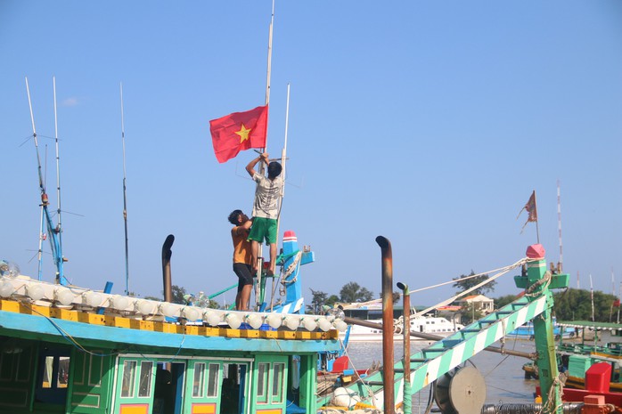 Trao 1000 lá cờ Tổ quốc cho ngư dân Bình Thuận - Ảnh 8.