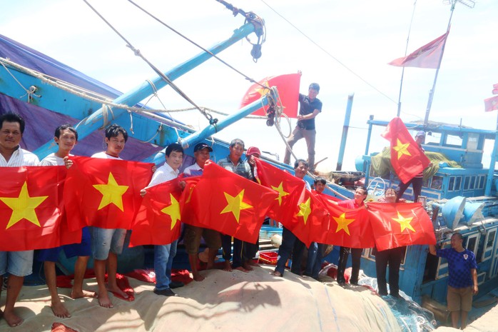Trao 1000 lá cờ Tổ quốc cho ngư dân Bình Thuận - Ảnh 3.