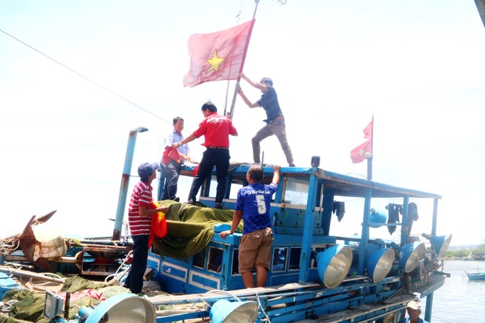 Trao 1000 lá cờ Tổ quốc cho ngư dân Bình Thuận - Ảnh 4.