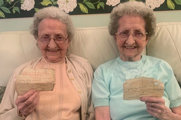 Cặp sinh đôi cao tuổi nhất nước Anh tiết lộ bí quyết sống lâu - Ảnh 2.