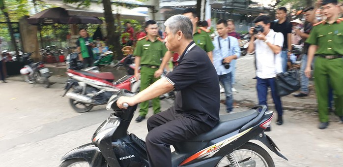 Tài xế Doãn Quý Phiến thực hiện lại tình tiết vụ học sinh tử vong trên xe đưa đón Trường Gateway - Ảnh 1.