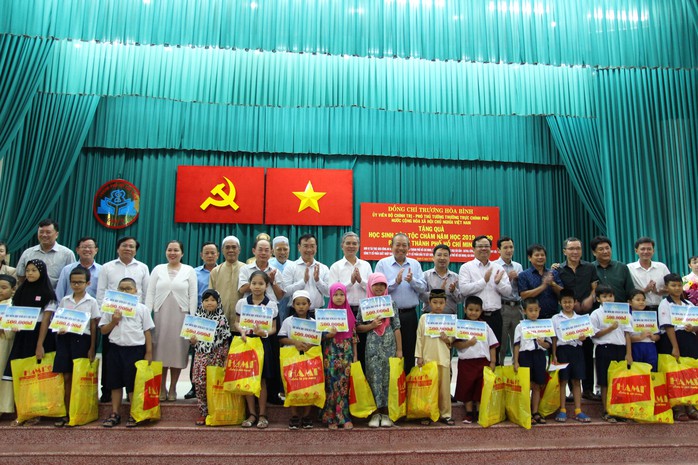 Phó Thủ tướng Thường trực Trương Hòa Bình tặng quà học sinh dân tộc Chăm TP HCM - Ảnh 2.