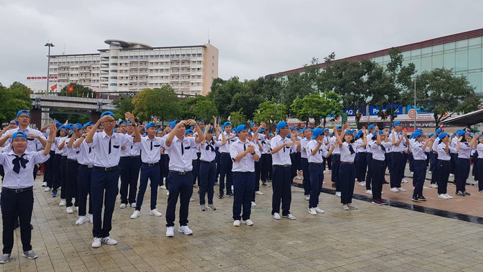 Giới trẻ Cần Thơ đội mưa cổ vũ Nguyễn Bá Vinh thi chung kết Đường lên đỉnh Olympia - Ảnh 4.