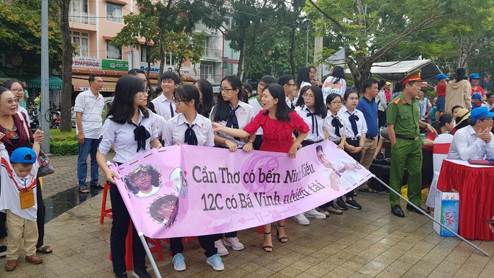 Giới trẻ Cần Thơ đội mưa cổ vũ Nguyễn Bá Vinh thi chung kết Đường lên đỉnh Olympia - Ảnh 14.