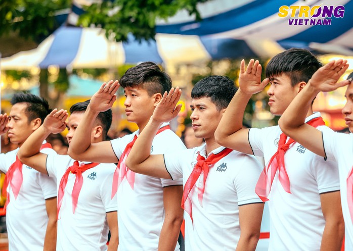 Đình Trọng, Quang Hải chào cờ đầu tuần với học sinh trường THCS Nguyễn Trường Tộ - Ảnh 1.