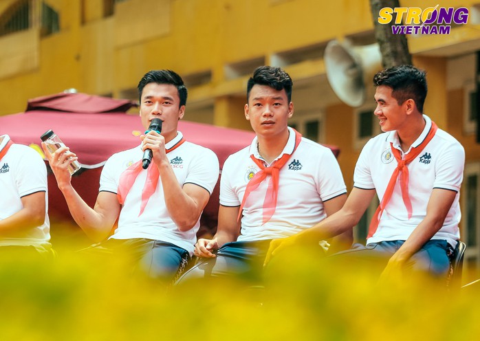 Đình Trọng, Quang Hải chào cờ đầu tuần với học sinh trường THCS Nguyễn Trường Tộ - Ảnh 4.