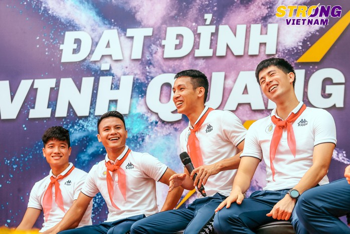 Đình Trọng, Quang Hải chào cờ đầu tuần với học sinh trường THCS Nguyễn Trường Tộ - Ảnh 2.