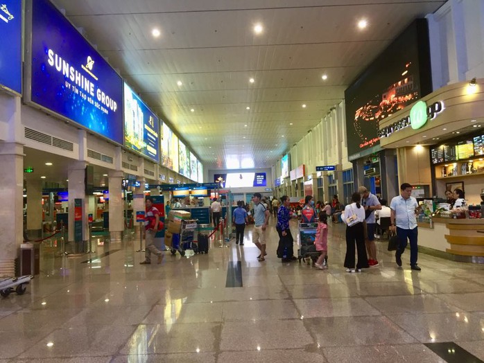 Sân bay Tân Sơn Nhất ngừng phát thanh thông tin chuyến bay từ 1-10 - Ảnh 1.