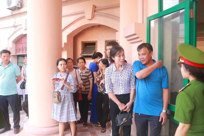 Hoãn phiên tòa xử vụ gian lận điểm thi ở Hà Giang - Ảnh 13.