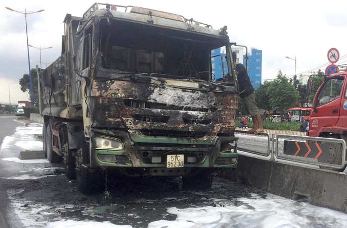 [CLIP] - Hiện trường xe ben bùng cháy dữ dội trên xa lộ Hà Nội - Ảnh 2.