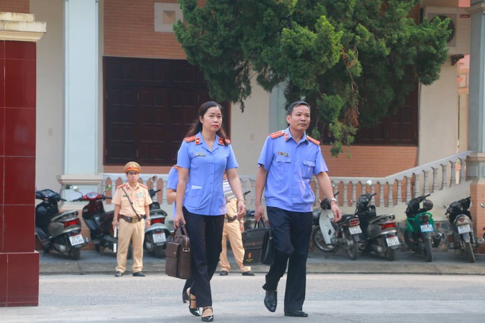Hoãn phiên tòa xử vụ gian lận điểm thi ở Hà Giang - Ảnh 12.