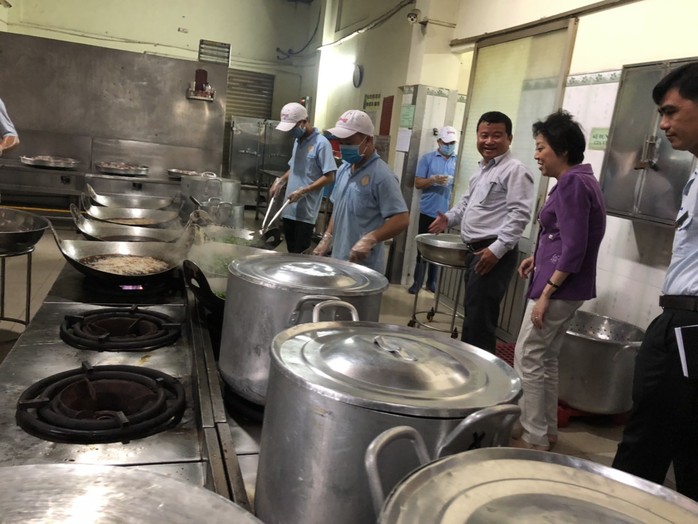 Kiểm tra vệ sinh  an toàn thực phẩm các cơ sở cung cấp suất ăn cho công nhân - Ảnh 1.