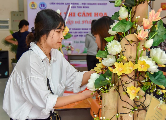 Hơn 140 triệu đồng từ bán đấu giá các sản phẩm gây quỹ cho CNVC-LĐ khó khăn - Ảnh 2.