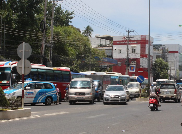 Giải bài toán kẹt xe cho Nha Trang: Cần cấm xe lớn vào thành phố - Ảnh 1.