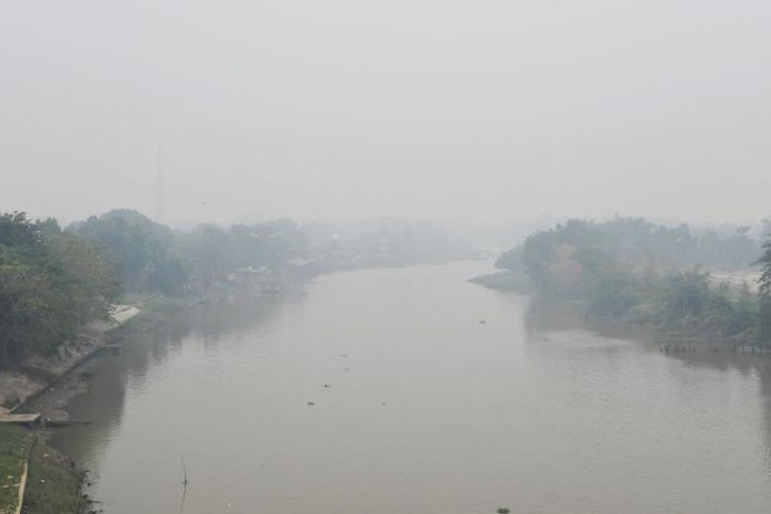 Indonesia mịt mù khói bụi, máy bay cất cánh dù tầm nhìn hạn chế - Ảnh 4.