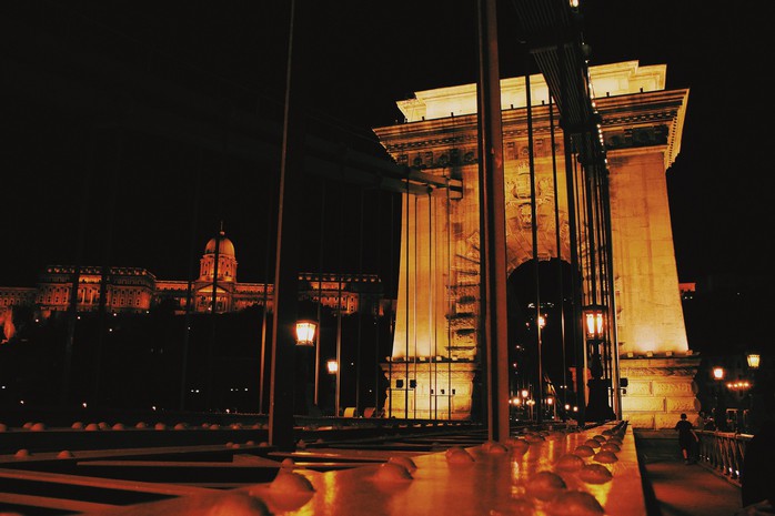 Budapest - nơi những chiếc cầu kể chuyện - Ảnh 2.
