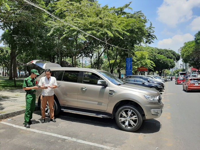 TP HCM: Đề xuất không đăng kiểm với ôtô nợ phí đỗ ở lòng đường - Ảnh 2.