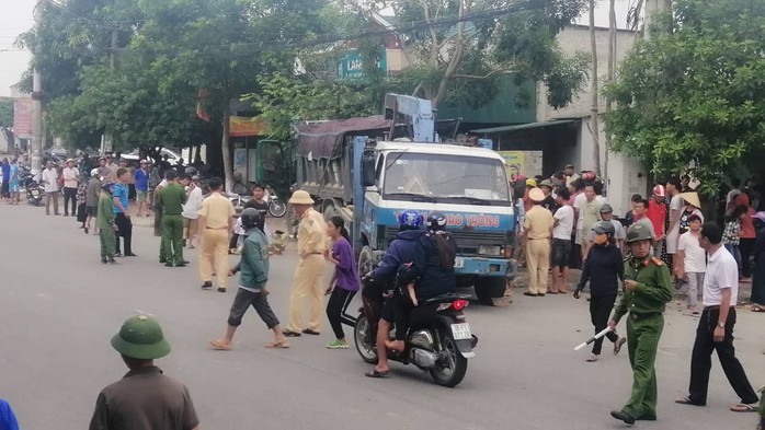 Đi xe máy từ đường nhánh ra, người đàn ông tử vong dưới bánh xe tải - Ảnh 1.