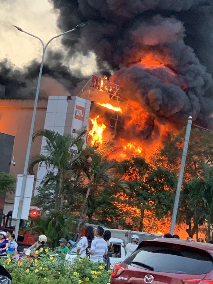 Khám nghiệm hiện trường vụ siêu thị điện máy bị cháy rụi, thiệt hại hơn 10 tỉ đồng - Ảnh 2.