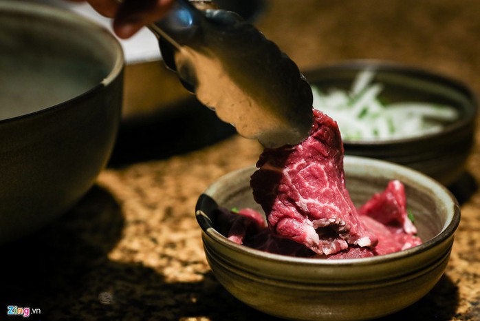 Tô phở bò Wagyu hơn 1 triệu đồng ở khách sạn 5 sao có gì đặc biệt?  - Ảnh 1.