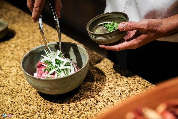 Tô phở bò Wagyu hơn 1 triệu đồng ở khách sạn 5 sao có gì đặc biệt?  - Ảnh 4.