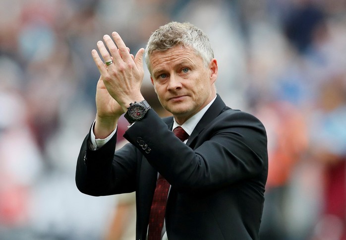 Chân sút 15 tuổi Rochdale suýt đá ghế Solskjaer tại League Cup - Ảnh 2.