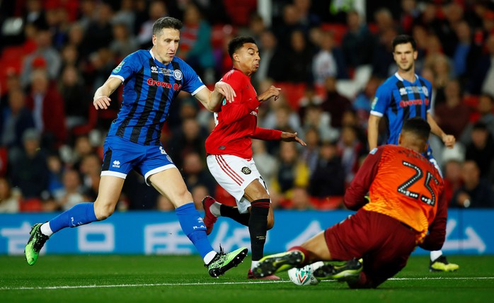 Chân sút 15 tuổi Rochdale suýt đá ghế Solskjaer tại League Cup - Ảnh 3.