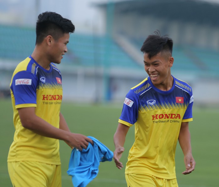 Cận cảnh buổi tập nhẹ nhàng, vui vẻ của Đội tuyển U23 Việt Nam - Ảnh 1.