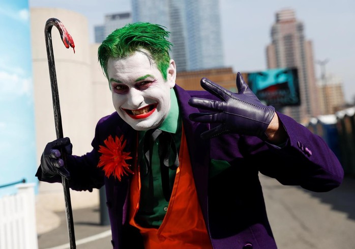 Ám ảnh thảm sát, rạp phim cấm mang mặt nạ khi xem Joker - Ảnh 4.